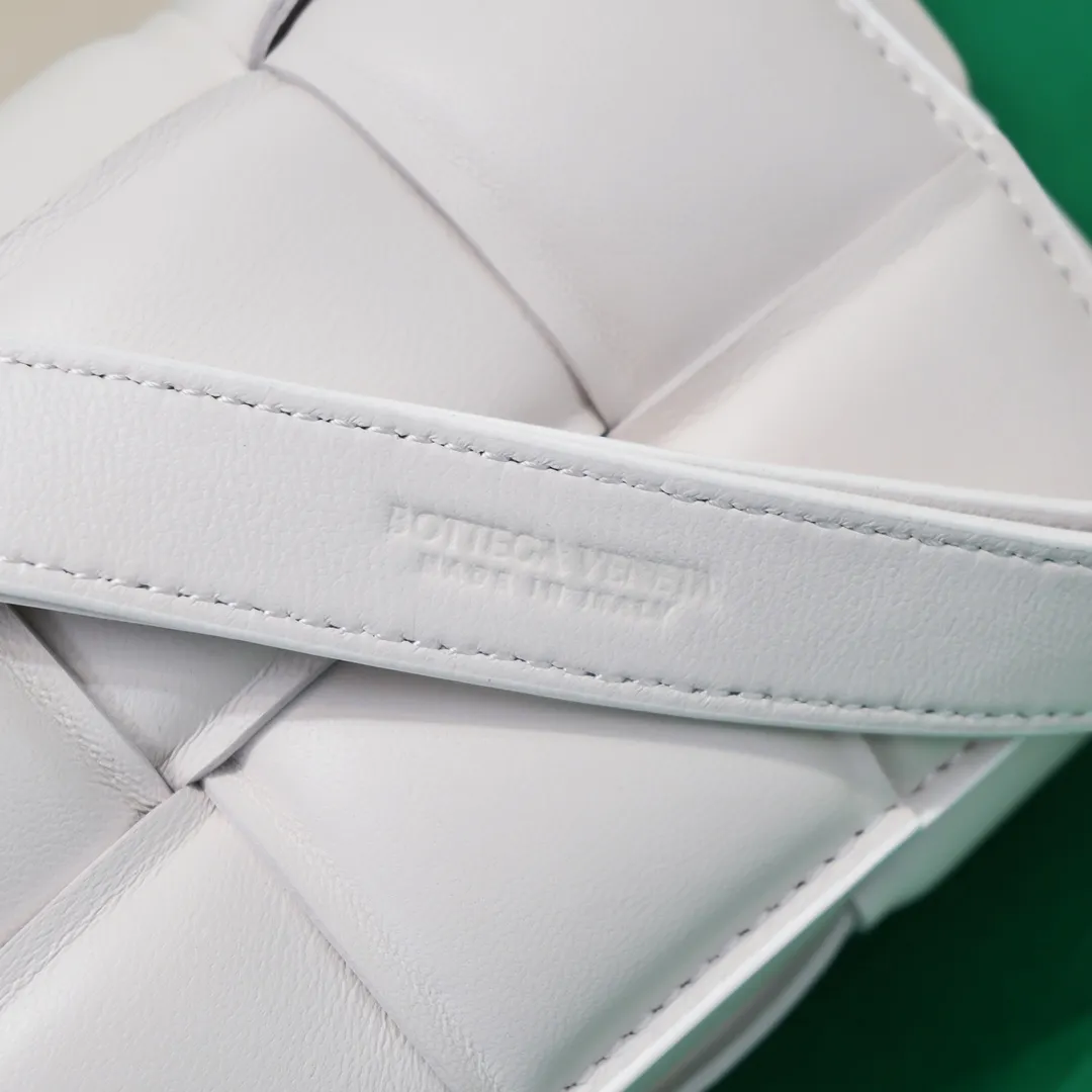 Batch 1120 bv new waist bag is out ✧ #streetshothot "BV Cassette mini pillow bag new style is here~ It adopts soft filling design, boxy shape, and the fat Cassette is super cute! High-grade soft sheepskin ➕ suction buckle design The overall style is retro and tasteful🌱The bag can be held or carried cross-body. It is elegant and simple but has a cool style. The upper body is fashionable and classy~ This Q-soft pillow bag is recommended to bbs^ω^🤪Size: 18*10*6cm, model: 6688-2#